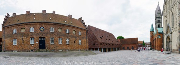 Domplatz in Ribe mit Kannikegården von Hans Klüche