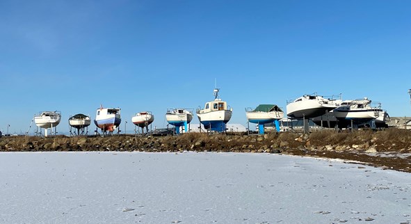 Boote am gefrorenen Ringkobing Fjord